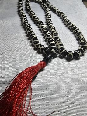Prayer Beads Unisex :Tiebetan Himalayan Dzi etched Agate 108 Beads